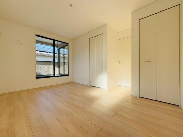 高知市前里2号棟の洋室|バルコニーに面した明るい居室。心地よい光と風を取り込めます。