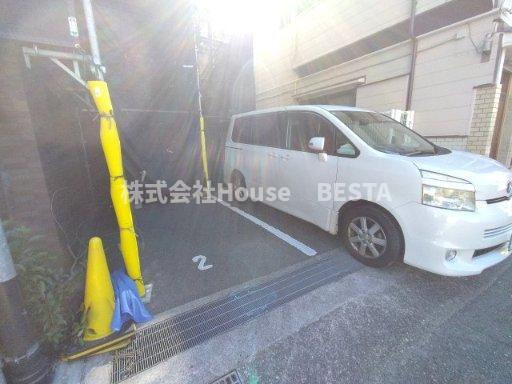 マンション八雲の駐車場