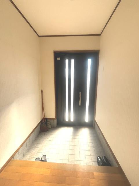 平岡町一色戸建の玄関