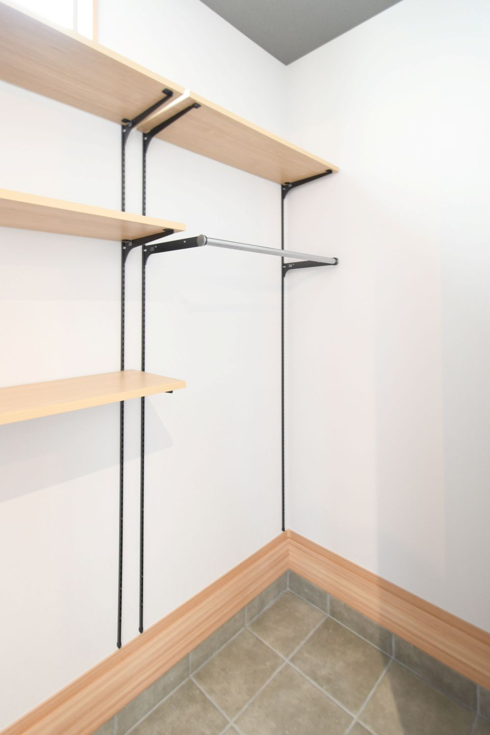 香南市野市町西野　新築一戸建て⑦の収納|靴だけではなく色々なものが収められて便利なシューズクローク。