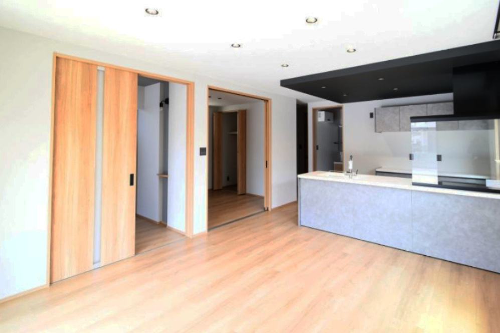 香南市野市町西野　新築一戸建て⑦の居間・リビング|木の温もり×モノトーンキッチンが調和する洗練したデザイン。