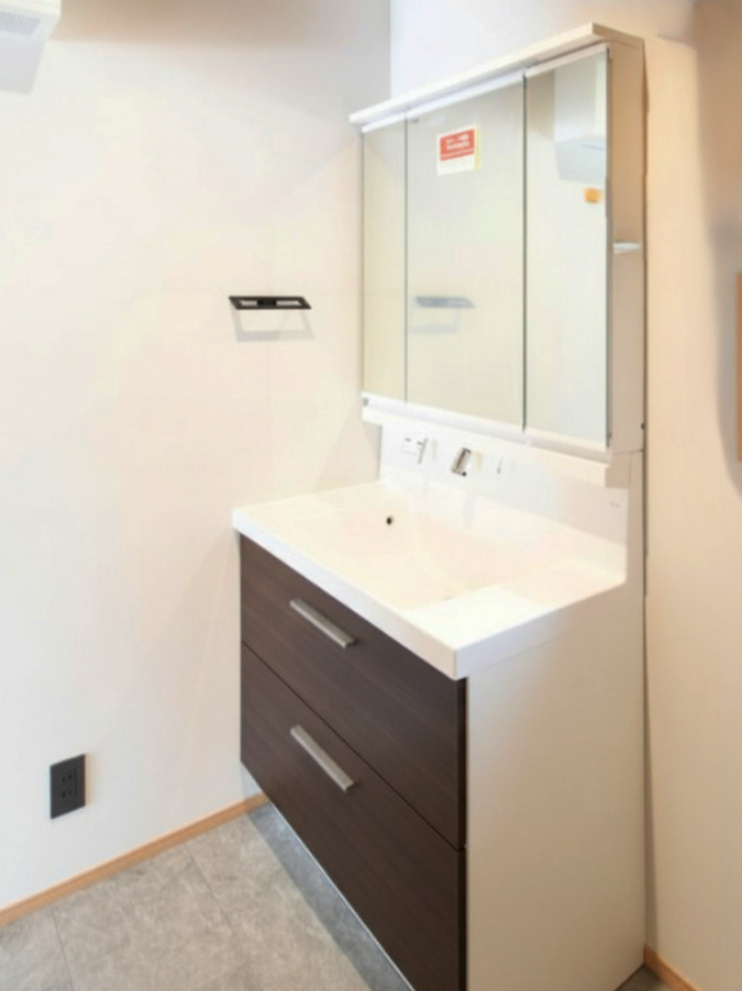香南市野市町西野　新築一戸建て⑦の独立洗面台|三面鏡収納で小物もすっきり。大きく使いやすい洗面台。