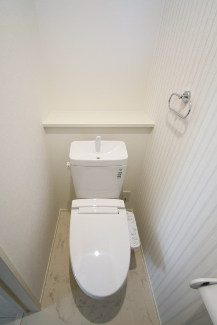 香南市野市町西野　新築一戸建て⑧のトイレ|清潔感のあるトイレは温水洗浄便座付きです。