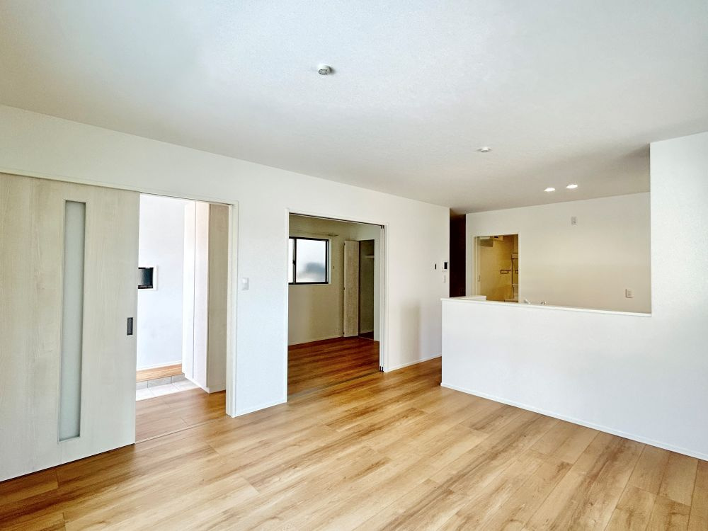 高知市朝倉建売⑯の居間・リビング|1階には15帖のリビングと4.3帖の洋室があります。※画像はイメージです。