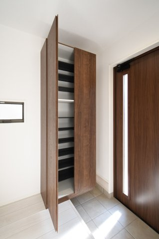 吾川郡いの町枝川 ⑬ 新築戸建ての収納|たっぷり入るシューズボックスも完備！※画像はイメージです。