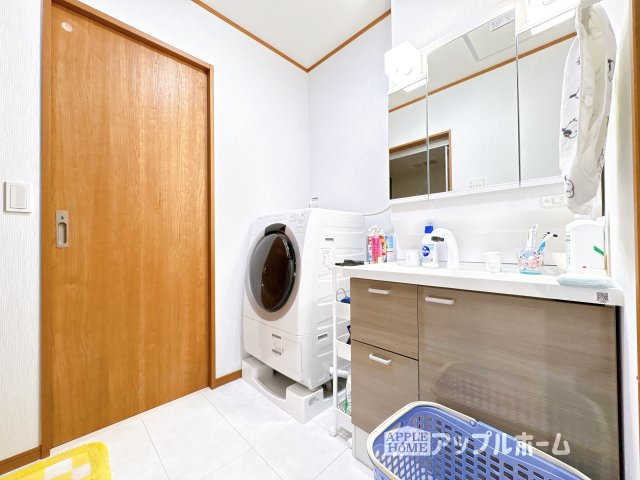 【中古住宅】足利市掘込町 二世帯住宅の独立洗面台