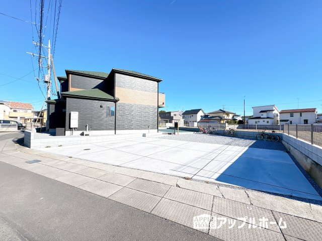 【中古住宅】足利市掘込町 二世帯住宅の前面道路含む現地写真