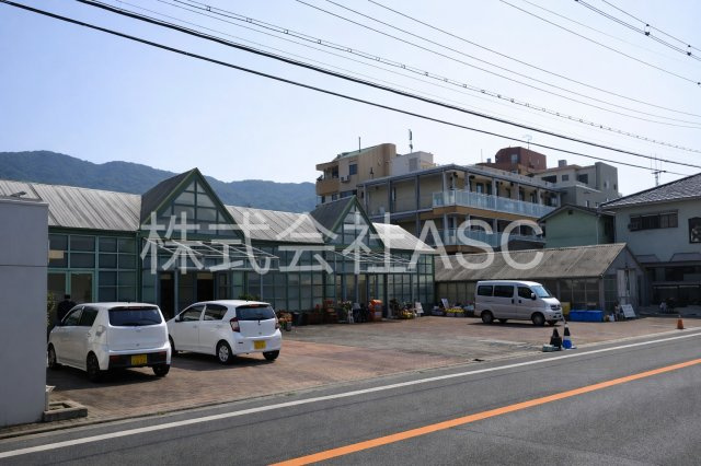 郡川貸倉庫の駐車場
