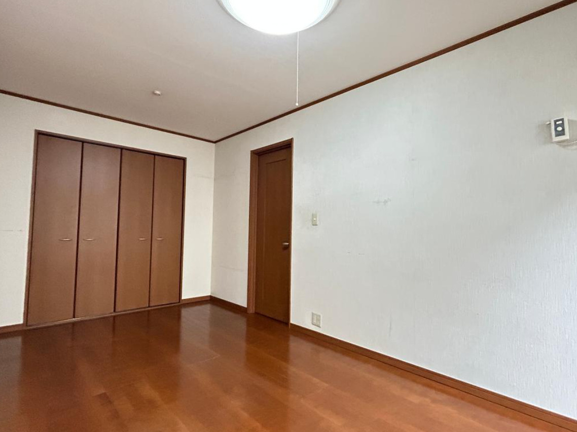 横浜市緑区東本郷４丁目 中古戸建て【仲介手数料無料】カースペース2台の洋室