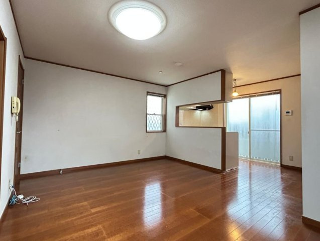 横浜市緑区東本郷４丁目 中古戸建て【仲介手数料無料】カースペース2台の居間・リビング