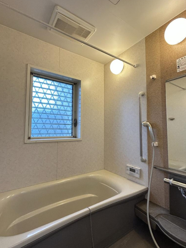 横浜市緑区東本郷４丁目 中古戸建て【仲介手数料無料】カースペース2台の浴室