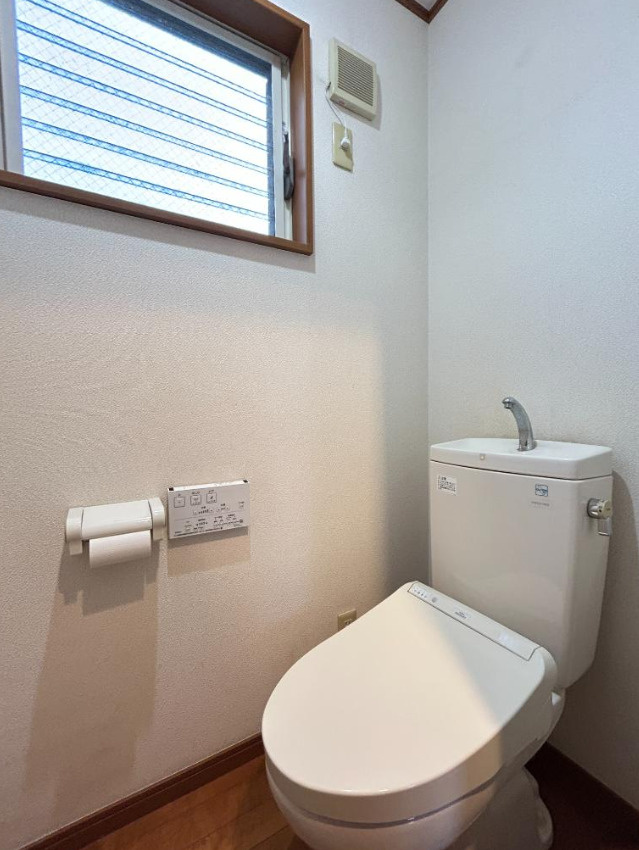 横浜市緑区東本郷４丁目 中古戸建て【仲介手数料無料】カースペース2台のトイレ