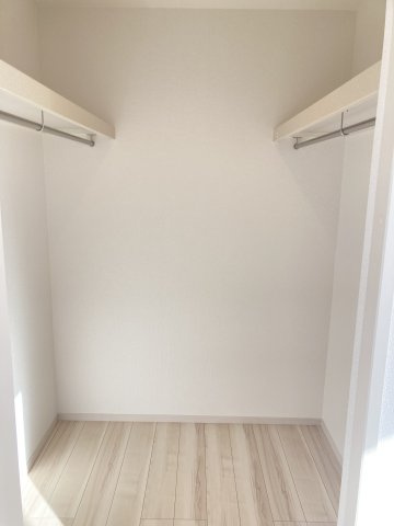 グラファーレ前橋市昭和町　1号棟の収納|２階洋室1収納です。ウォークインクローゼットです