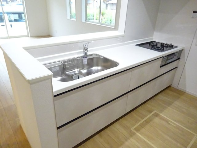 グラファーレ前橋市昭和町　1号棟のキッチン|人気のカウンターキッチン採用です☆
コンロも３口ご用意しています！調理スペースも広くストレスなくお料理できます。
浄水器つきなので美味しいお水も飲めますよ♪