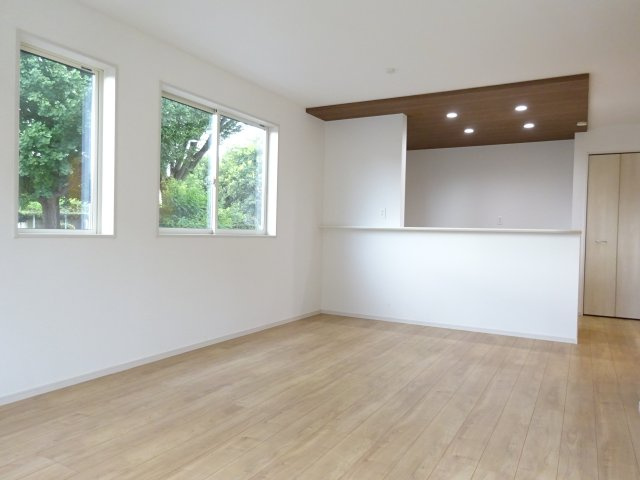 グラファーレ前橋市昭和町　1号棟の居間・リビング|16.12帖のリビングです。カウンターキッチンなのでお料理をしながら会話もできます。
夕食の支度をしながら、お子様の様子も見られて自然と会話も増えますよ♪