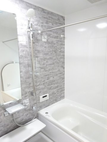 グラファーレ前橋市昭和町　1号棟の浴室|１坪タイプのフルオートバスです！
足を延ばして入れる広さなので一日の疲れも癒されますよ♪
室内物干しや浴室乾燥機もあるのでお天気の悪い日にはランドリースペースとしてもご利用できます！