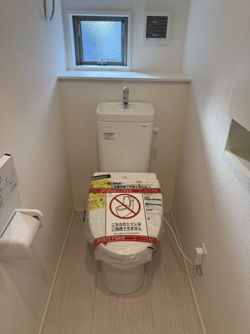 グラファーレ前橋市昭和町　1号棟のトイレ|1階トイレです。清潔感のある白を基調としています。
温水洗浄・便座暖房機能の付いた快適なトイレです☆