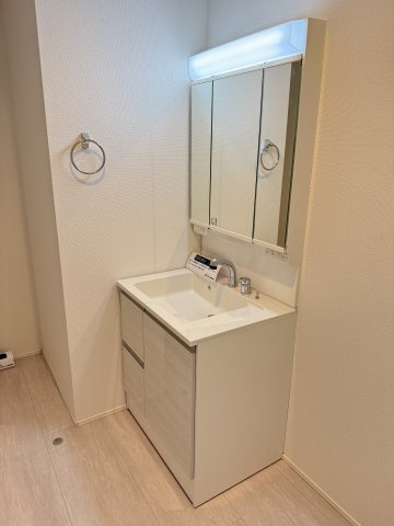 グラファーレ前橋市昭和町　1号棟の独立洗面台|シャワー水栓付き洗面台で朝の身支度もバッチリです！
洗面台には収納スペースもあり洗面室もすっきり片付きますよ！