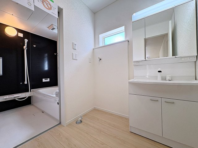 新築戸建・新築建売　郡山市富田町第21　小山田小・第六中の浴室|浴室には小窓がついており簡単に換気が可能！一日の疲れを癒してくれるお風呂空間！