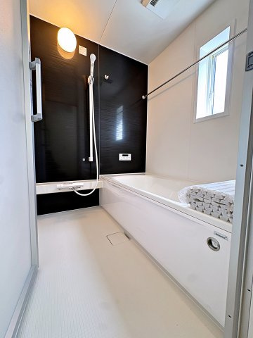 新築戸建・新築建売　郡山市富田町第21　小山田小・第六中のトイレ|白を基調としており小窓で換気ができるので清潔感のある空間。ペーパーホルダーが2つあるのも便利です！