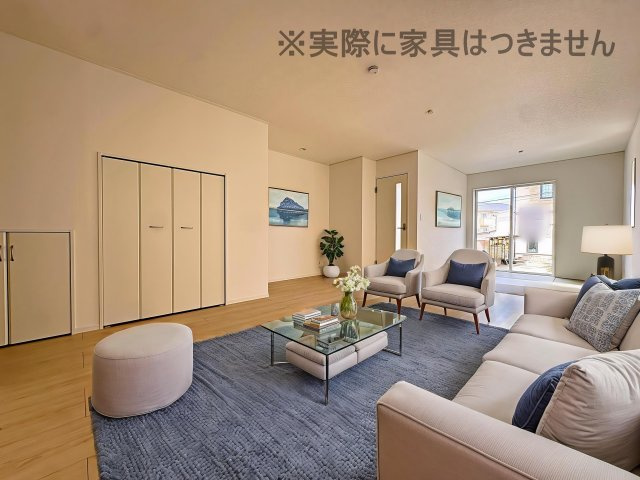 新築戸建・新築建売　郡山市富田町第21　小山田小・第六中の居間・リビング|LDK17.2帖で広々とした家族団らんスペース！隣には扉がない畳スペースがございます！