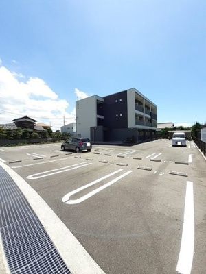 【駐車場】 | エメ・フルール | 駐車場完備です