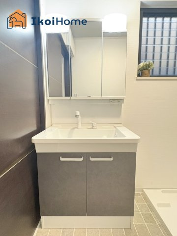 明石市二見町西二見　中古戸建の洗面所|【ホームページに現地動画掲載中】●年中無休：当日予約可●洗面台はお化粧をする時に便利な３面鏡。
