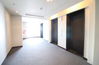 【その他共用部分】 | エルザグレース堀江タワー | 【居住フロア エレベーターホール】外からの視線が届かない、安心の内廊下設計！天候にも左右されません！