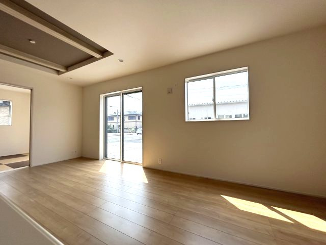 ブルーミングガーデン前橋市北代田町　3号棟の居間・リビング|【イメージ画像】折り上げ天井仕様のおしゃれな17.5帖リビングで快適な日々をお過ごしください☆