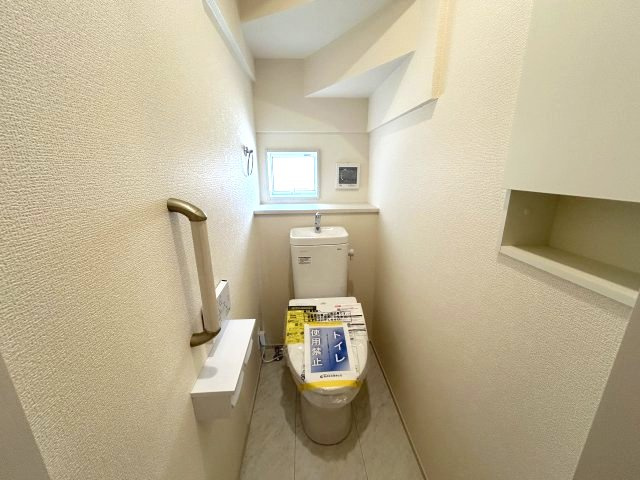 ブルーミングガーデン前橋市北代田町　3号棟のトイレ|1階トイレです。清潔感のある白を基調としています。
温水洗浄・便座暖房機能の付いた快適なトイレです☆