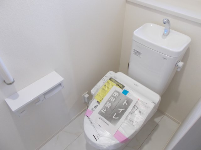 ブルーミングガーデン前橋市北代田町　3号棟のトイレ|2階トイレです。清潔感のある白を基調としています。