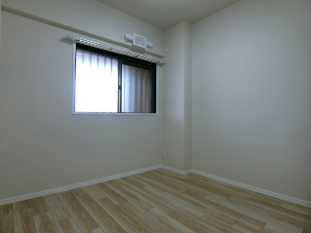 サーパス中山の洋室