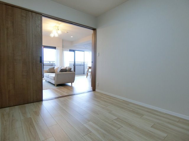 サーパス中山の洋室