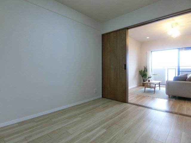 サーパス中山の洋室