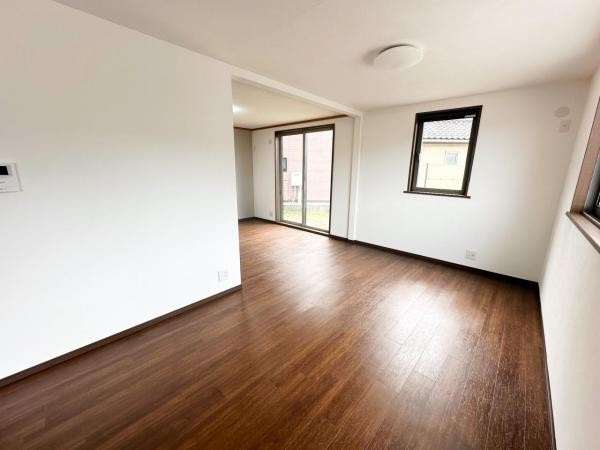 北蒲原郡聖籠町諏訪山　中古戸建の洋室