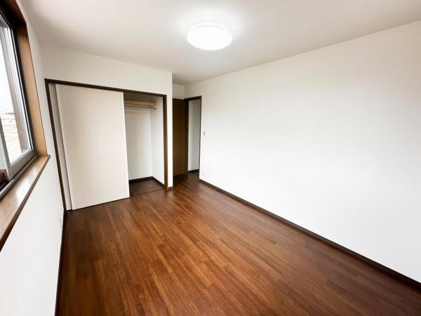 北蒲原郡聖籠町諏訪山　中古戸建の洋室