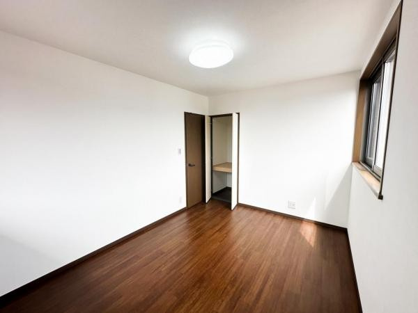 北蒲原郡聖籠町諏訪山　中古戸建の洋室