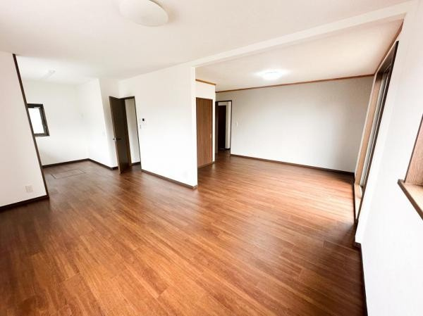 北蒲原郡聖籠町諏訪山　中古戸建の居間・リビング