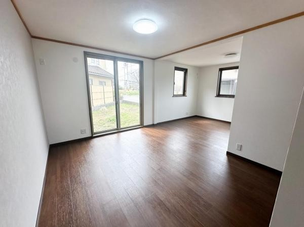 北蒲原郡聖籠町諏訪山　中古戸建の居間・リビング