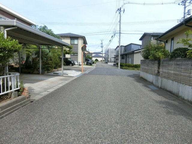 新潟市西区五十嵐中島3丁目　中古戸建の前面道路含む現地写真