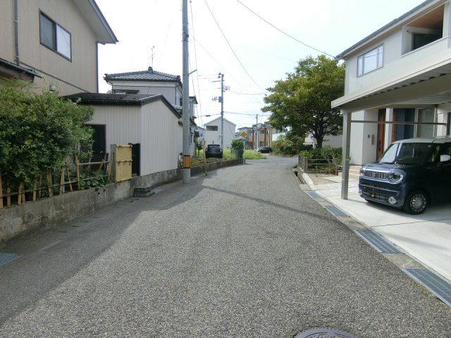 新潟市西区五十嵐中島3丁目　中古戸建の前面道路含む現地写真