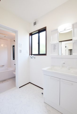 新潟市中央区沼垂西2丁目　中古戸建の独立洗面台