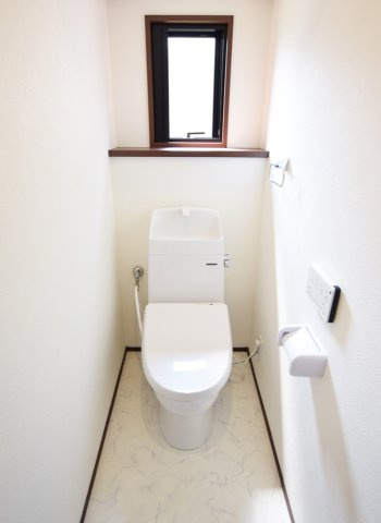 新潟市中央区沼垂西2丁目　中古戸建のトイレ