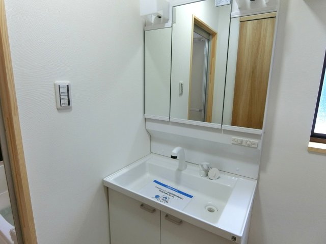 新潟市西区新中浜6丁目　中古戸建の独立洗面台