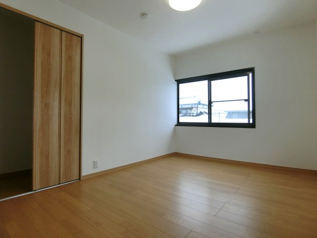 新潟市西区新中浜6丁目　中古戸建の洋室