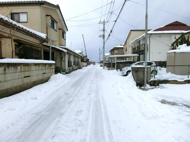 新潟市西区新中浜6丁目　中古戸建の前面道路含む現地写真