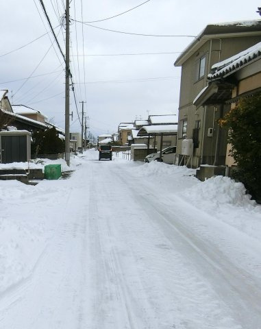 新潟市西区新中浜6丁目　中古戸建の前面道路含む現地写真