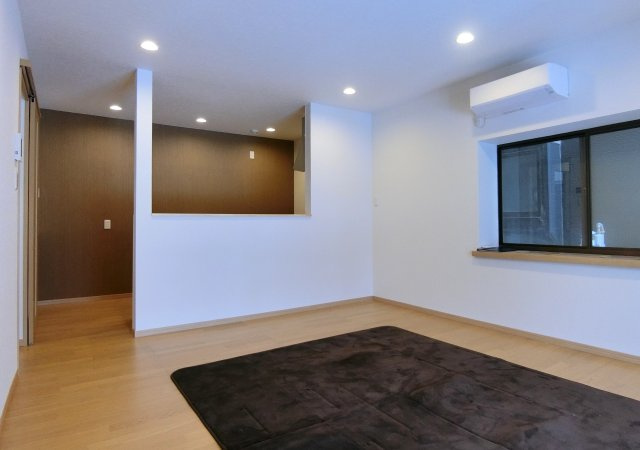 新潟市西区新中浜6丁目　中古戸建の居間・リビング