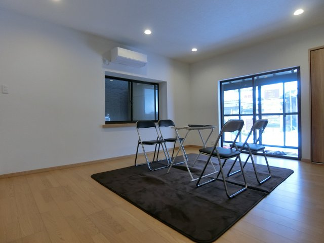 新潟市西区新中浜6丁目　中古戸建の居間・リビング