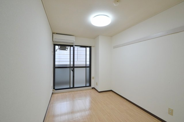 田中興産本社ビルの居間・リビング